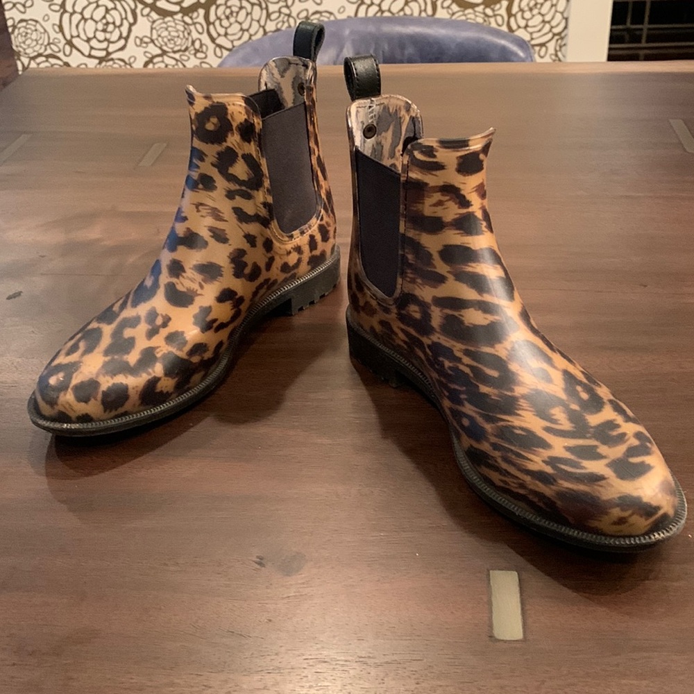 Leopard rain boot